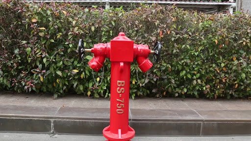 how close can you park to a fire hydrant​