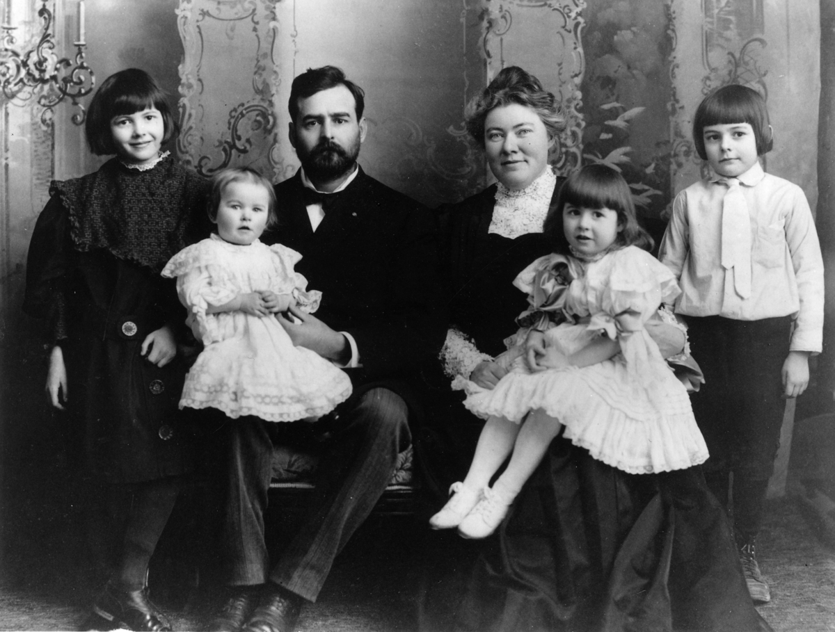 1200px-Ernest_Hemingway_with_Family,_1905 - Eromee | Trending News, Tech & Lifestyle Updates Ernest Hemingway Hobbies